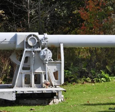 Deux canons offerts par le Musée du Royal 22e Régiment identifient le secteur militaire à l'est, le 13 septembre 2003. C'est