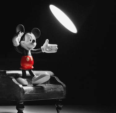 boneco do mickey mouse em highlight em cima de um degrau