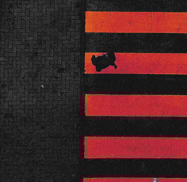 banner rugin creative studio "cultura, visão e missão" pessoa cruzando faixa de pedestre vermelha.