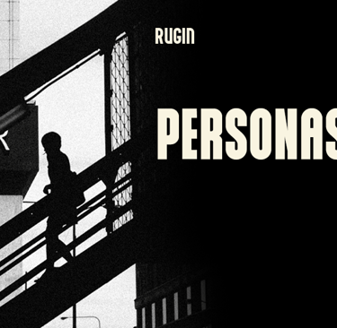 Pessoa descendo uma escada de um prédio, foto escura devido a sombra, palavra destaque: "PERSONAS"