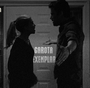 Cena do Filme Garota Exemplar, Discussão entre casal, imagem preta granulada.