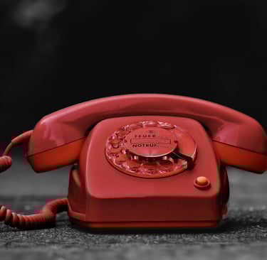 Telefone Antigo de Discagem em Vermelho em um fundo cinza com preto.