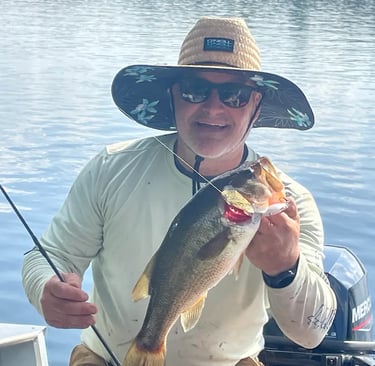 fishing bass in lake in Outaouais with sonar