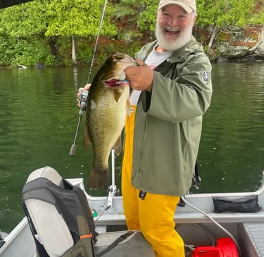 guide de pêche avec achigan grande bouche dans lac en Outaouais