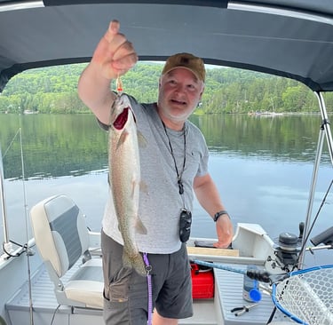Truite arc en ciel pêché dans les lacs en Outaouais sur bateau