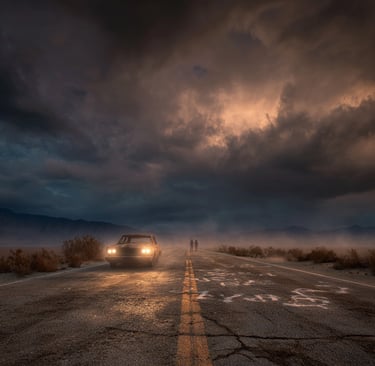 Strada deserta al tramonto, con un’auto abbandonata e sagome spettrali sulla carreggiata.