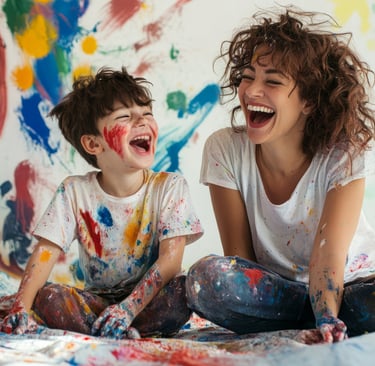 Mãe e filho brincando com tinta