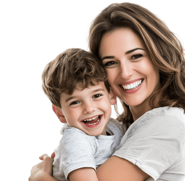 Mãe e filho sorridentes, se abraçando.