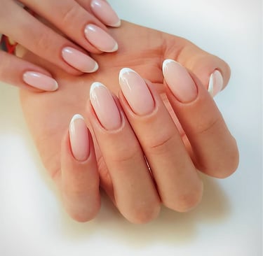 Uñas con base rubber nude, el equilibrio perfecto entre fuerza y naturalidad.
