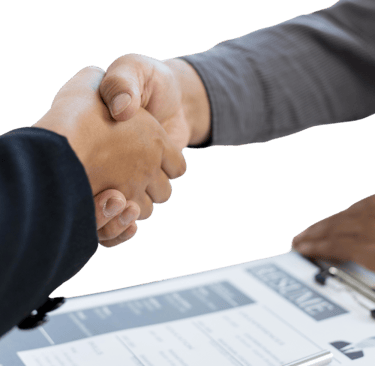 Du profesionalai susitaria dėl bendradarbiavimo, tvirtindami susitarimą paspaudžiant rankas, simboli