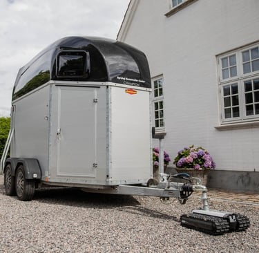Mover Robot Trolley wykorzystany w ciągnięciu przyczepy do przewozu koni