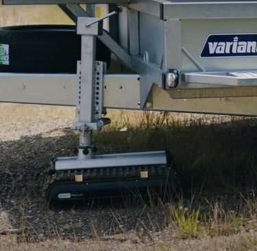 Mower Robot Trolley podłączony do montażu uniwersalnego regulowanego w przyczepie transportowej