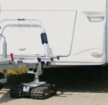 Robot Trolley mower podłączony do przyczepy kempingowej