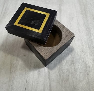 Boîtes à bijoux et mobilier professionnel en marqueterie de paille.