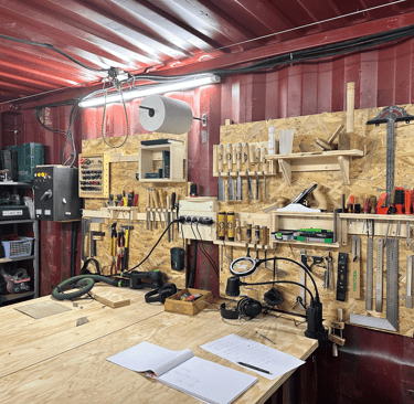 Atelier d’ébénisterie et marqueterie de paille à Marseille.