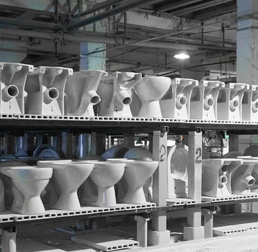 Fábrica de sanitarios. Sanitarios almacenados despues de hornear