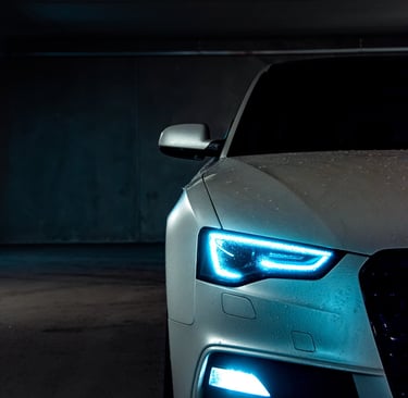 Biały samochód w deszczu, zdjęcie prawego reflektora