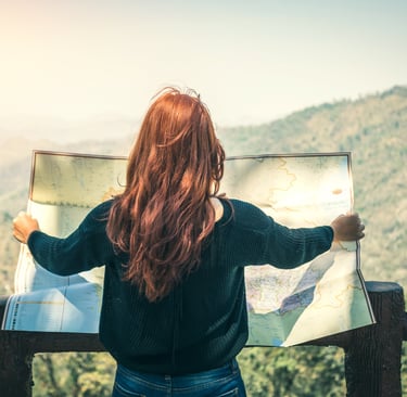 Kobieta odwrócona tyłem czytająca mapę PDU Polskie Doradztwo Ubezpieczeniowe