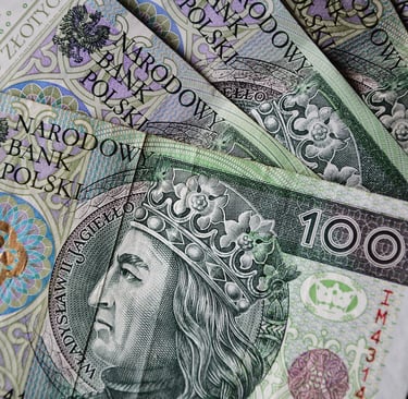 Kilka stuzłotowych banknotów