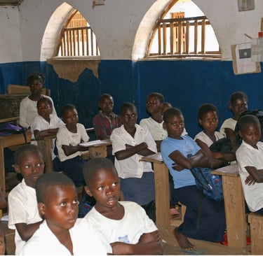 Élèves congolais en classe ; article sur la stratégie nationale des cantines scolaires et ses soluti