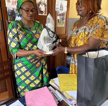 Tolanda offre un microscope à l'école pour favoriser les TP scientifiques. Tolanda, suivi scolaire