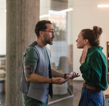 Zwei Kolleg:innen streiten im Büro – Symbolbild für Stress, Konflikte und Überforderung im Beruf.