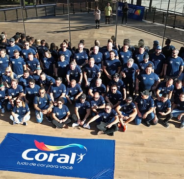 imagem feita em drone de equipe da empresa Coral