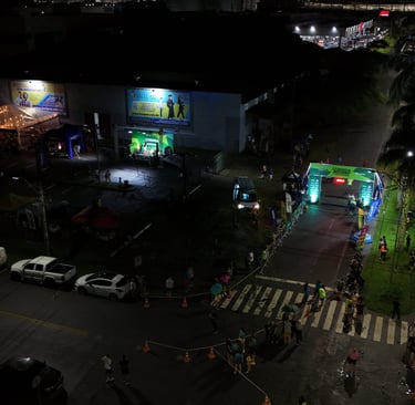 imagem aérea de corrida de rua noturna