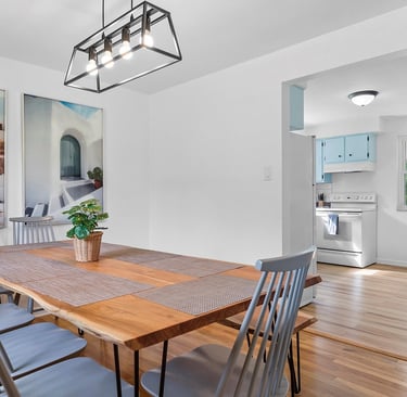 Book your stay at this prime location vacation house near downtown Pittsburgh—featuring spacious bac