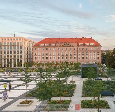 Architektoniczna fotografia Placu Nowy Targ we Wrocławiu o zachodzie słońca, ukazująca harmonijne po