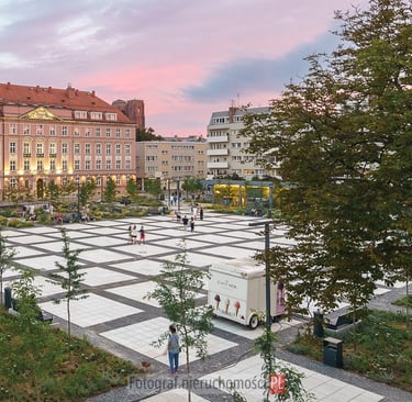 Architektoniczna fotografia Placu Nowy Targ we Wrocławiu o zachodzie słońca, ukazująca harmonijne po