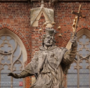 postać Jana Nepomucena z bliska pomnik we Wrocławiu