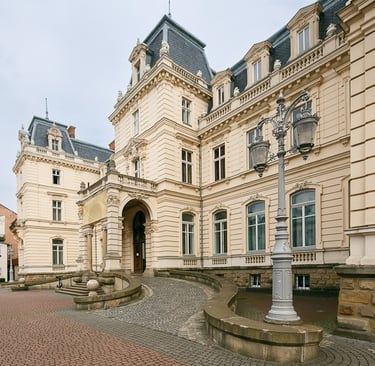 architektoniczne zdjęcie wejścia głównego do pałacu potockich we Lwowie