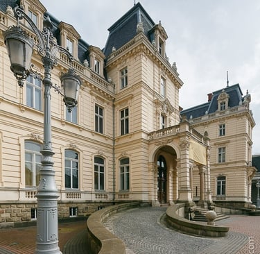 architektoniczne zdjęcie wejścia głównego do pałacu potockich we Lwowie
