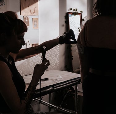 tatoueuse nantes fin minimaliste
