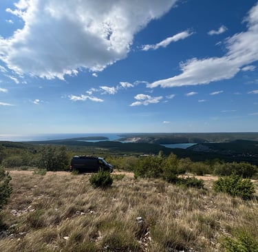 Offroad Strecke in Istrien durch Wälder und hügelige Landschaft