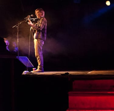 Johnny Flynn auf der Bühne des Magnet in Berlin.