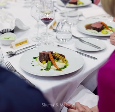 Hauptgericht auf einem Tisch während eines Abendessens in der australischen Botschaft in Berlin.