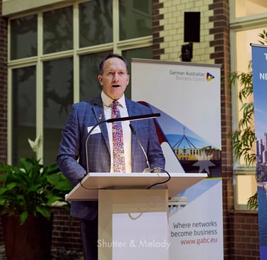Paul Webster spricht bei einer Veranstaltung in der australischen Botschaft in Berlin.