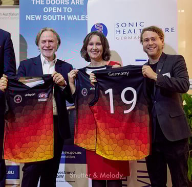 Philip Green und Gäste mit Sporttrikots.