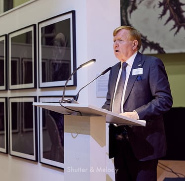 Mann spricht bei einer Veranstaltung in der australischen Botschaft in Berlin