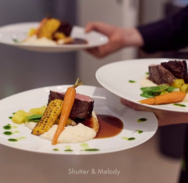 Teller mit Hauptgericht bestehend aus gebratenem, Mais, Steak, Karotten und Püree.