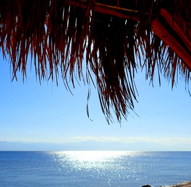 Senti l'energia del sole che gioca con il mare di fronte alla spiaggia