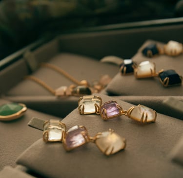 Gemstones necklace and earrings. 