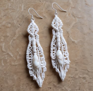 Par de aretes blancos hechos con macramé y piedras naturales