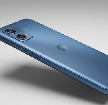 Moto G06 azul acetinado em ângulo lateral e traseiro.