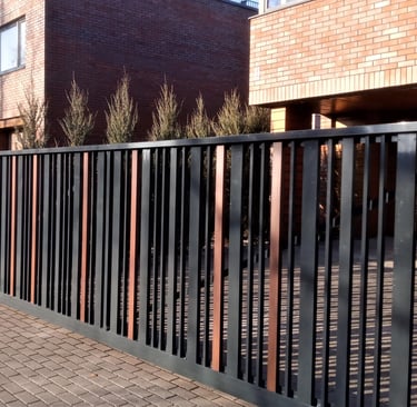 stumdomi slankieji aliuminio vartai su vertikaliai išdėstytų aliuminio profilių užpildu