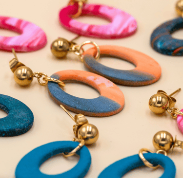 Bannière de présentation avec des boucles d'oreilles