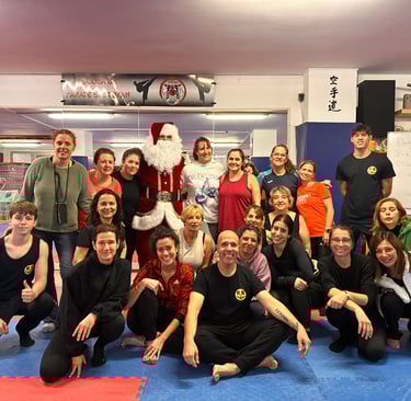 Grupo final de participantes de la actividad de defensa personal