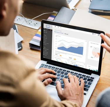 Profesional analizando una web que no genera clientes, concepto de marketing digital